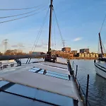 Charmante Kapiteinshut Op Historisch Schip De Hoop