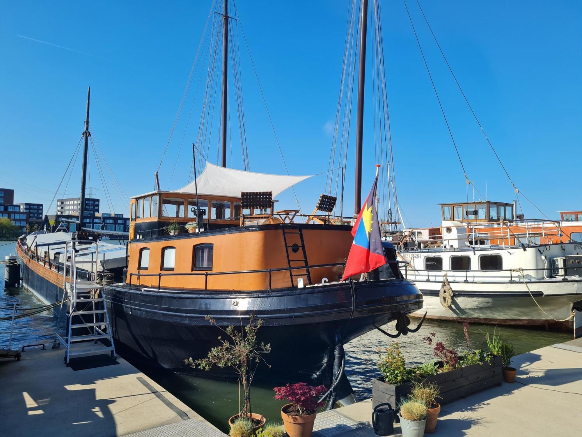 Charmante Kapiteinshut Op Historisch Schip De Hoop Bed and breakfast Ámsterdam