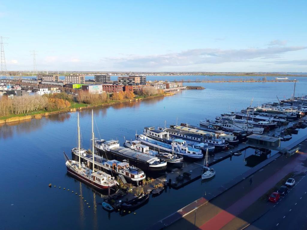 Charmante Kapiteinshut Op Historisch Schip De Hoop Bed and breakfast Ámsterdam
