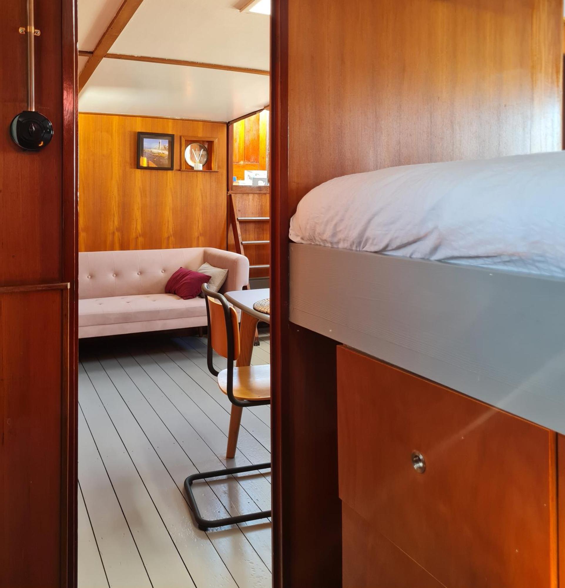 Bed and breakfast Charmante Kapiteinshut Op Historisch Schip De Hoop