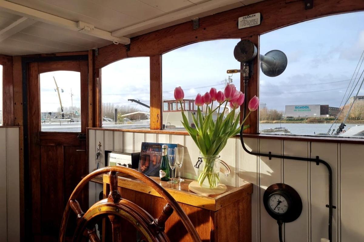 Charmante Kapiteinshut Op Historisch Schip De Hoop Bed and breakfast
