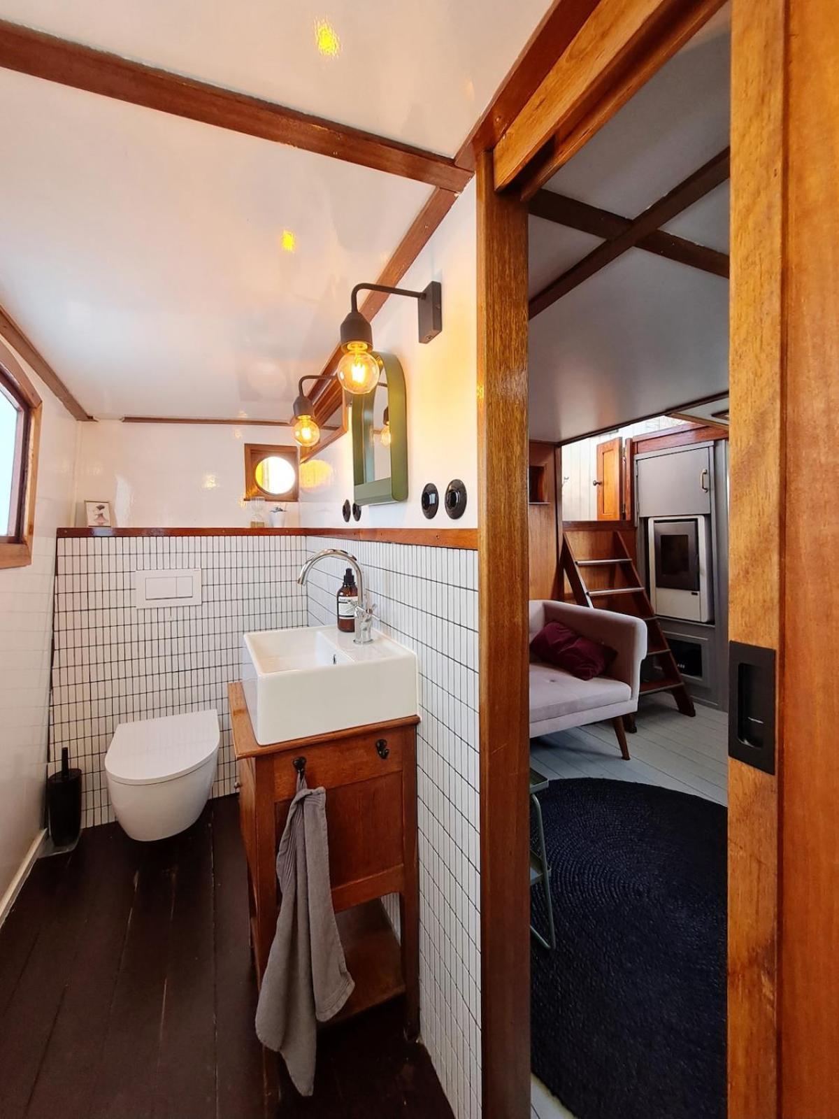 Bed and breakfast Charmante Kapiteinshut Op Historisch Schip De Hoop