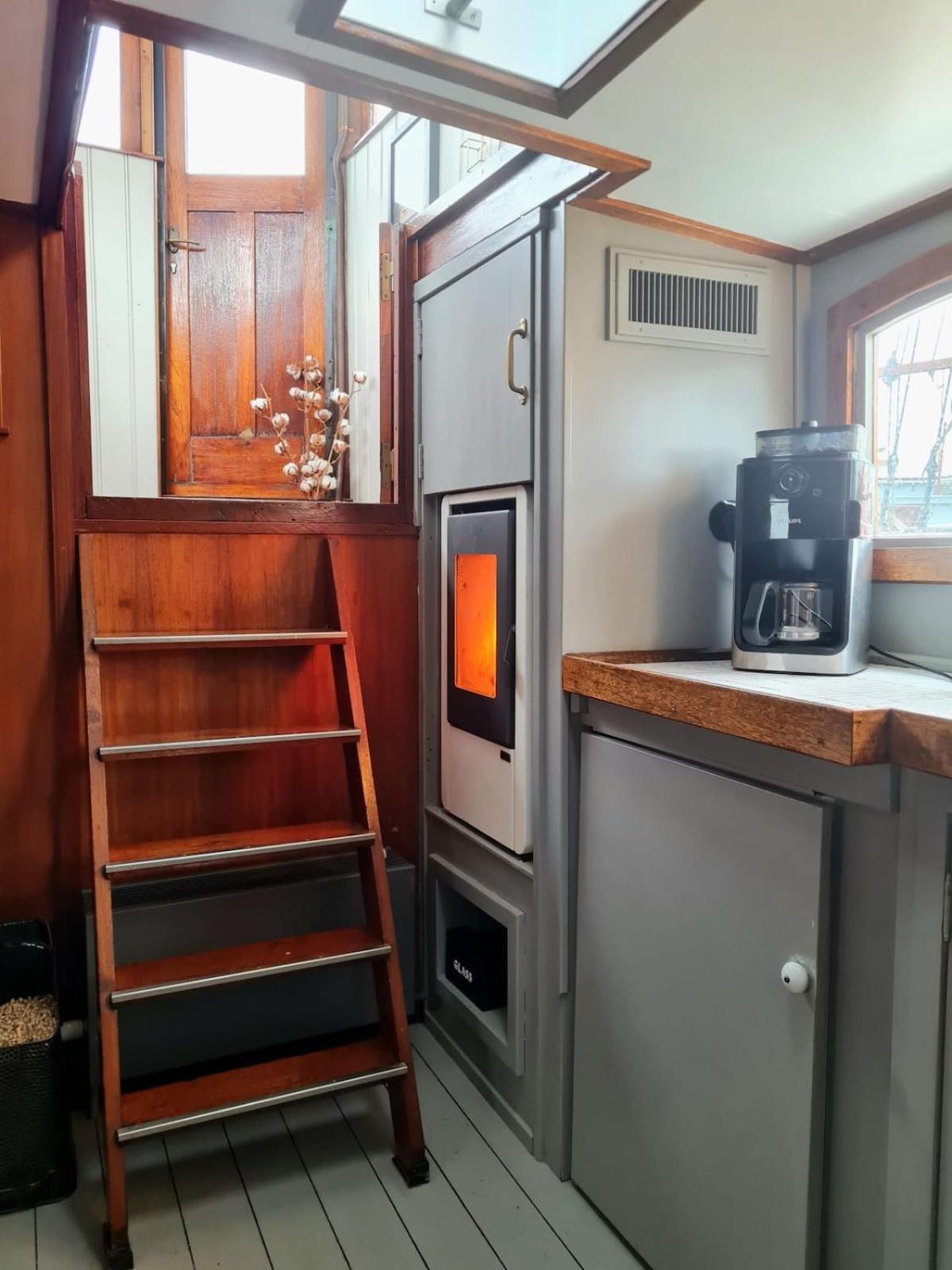 Charmante Kapiteinshut Op Historisch Schip De Hoop Bed and breakfast Ámsterdam