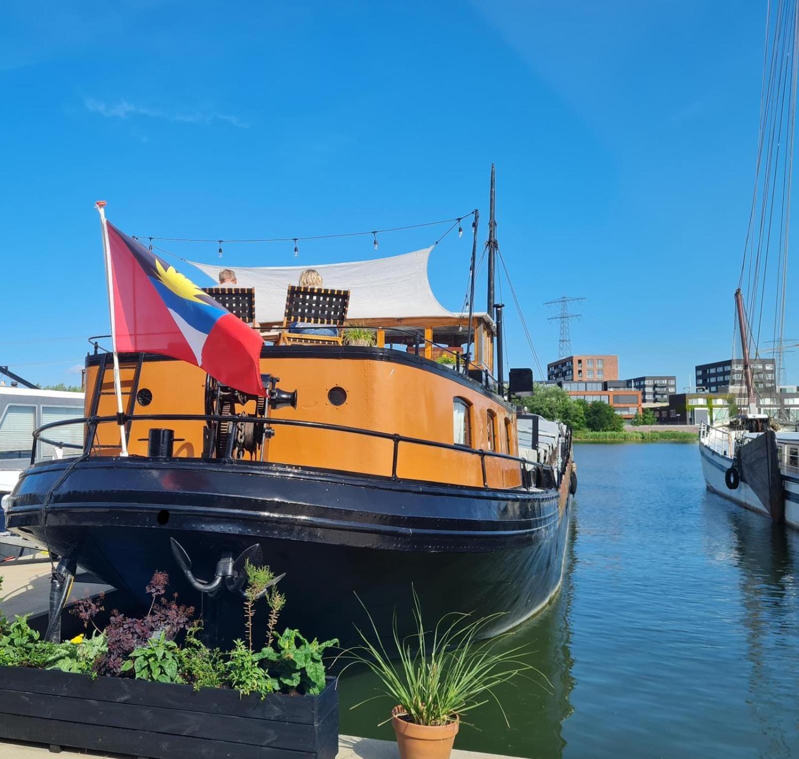 Charmante Kapiteinshut Op Historisch Schip De Hoop *